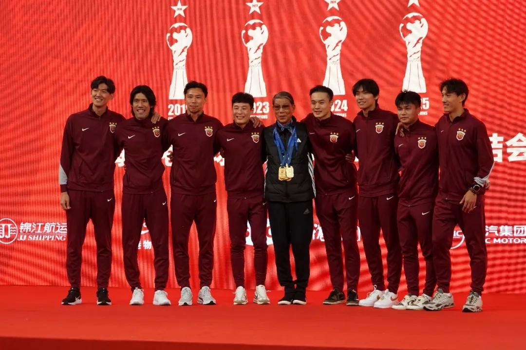 吕文君回归根宝基地幕后：曾多次与恩师徐根宝进行长时间单独交流